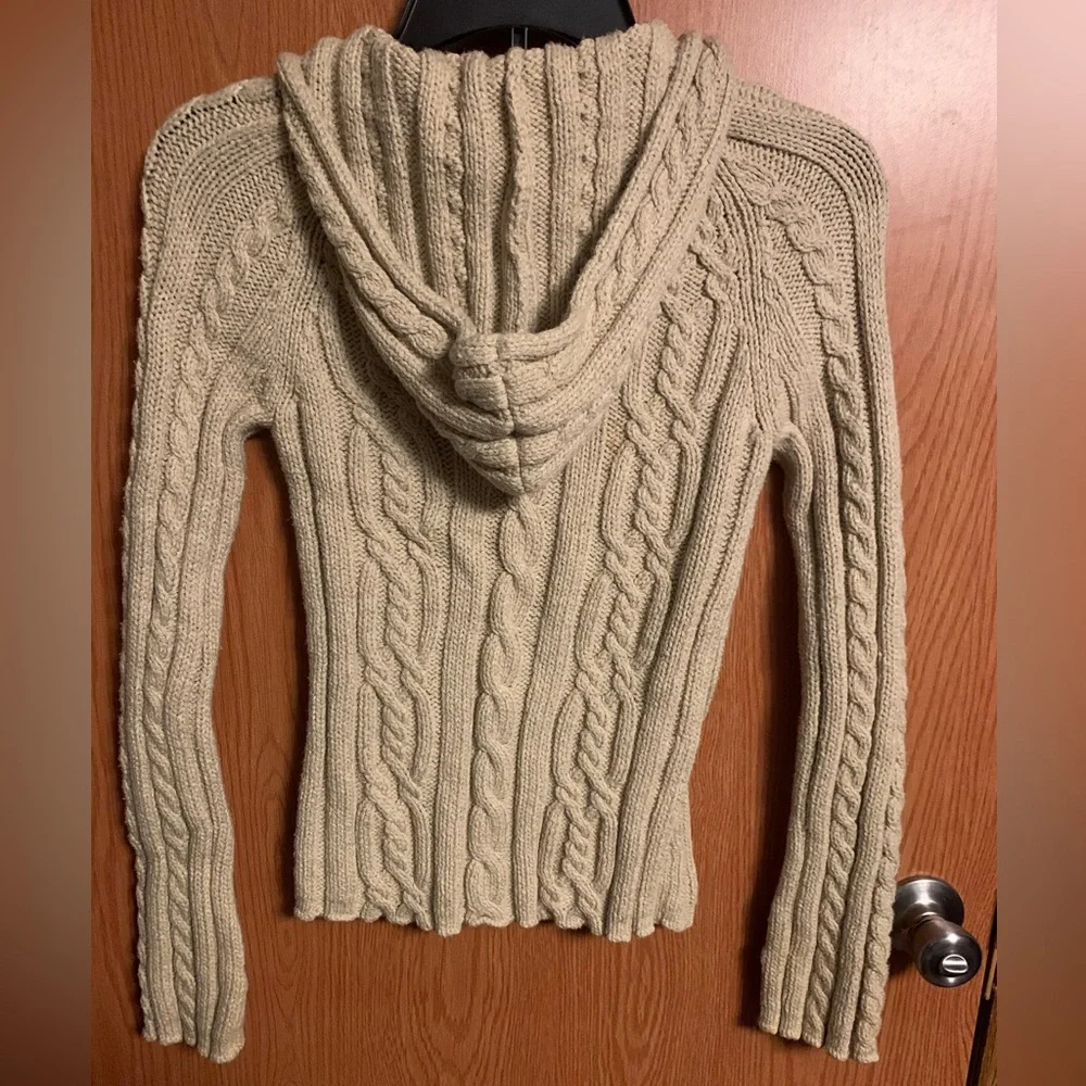 AMERICAN EAGLE AE CABLE KNIT HOODED SWEATER WITH WOODEN BUTTONS Beige Cream Tan - Picture 3 of 8